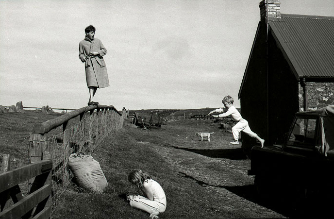 Linda McCartney - Paul, Stella and James, Scotland, 1982 - © Image copyright of their respective owners, assignees or others