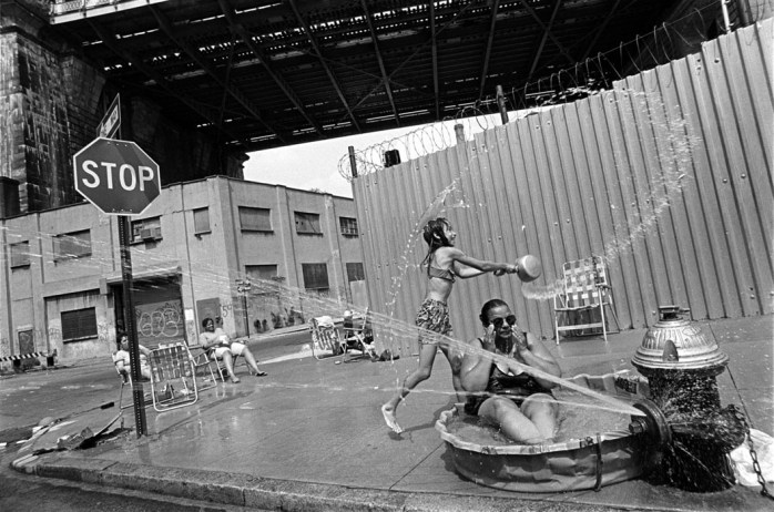 Eugene Richards, A grandmother cools off in a wading pool beneath the Manhattan Bridge, Brooklyn, 1993 - © Eugene Richards