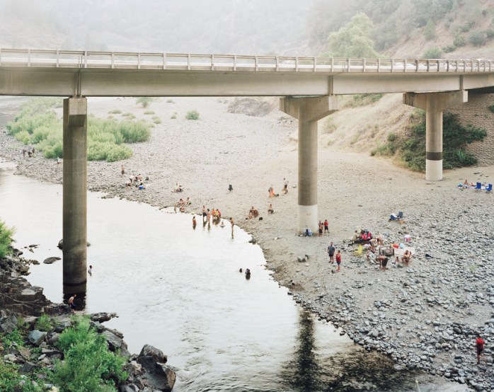 Youngsuk Suh - Bathers Under Bridge, 2008 - © Youngsuk Suh