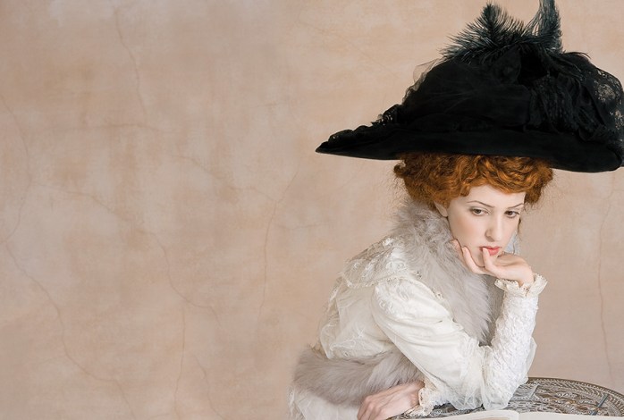 Tania Brassesco e Lazlo Passi Norberto, The Black Hat, 2010, remake of The Black Feather Hat, Gustav Klimt, 1910 - from the series "The essence of decadence" - © Tania Brassesco e Lazlo Passi Norberto