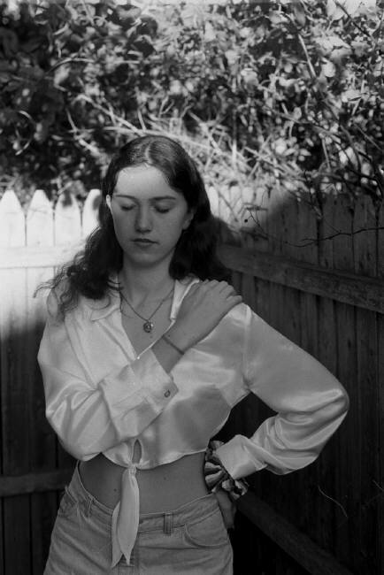 Eli Reed, A girl stands in a yard, from the series "New Jersey Suburbs", 1997 - © Eli Reed